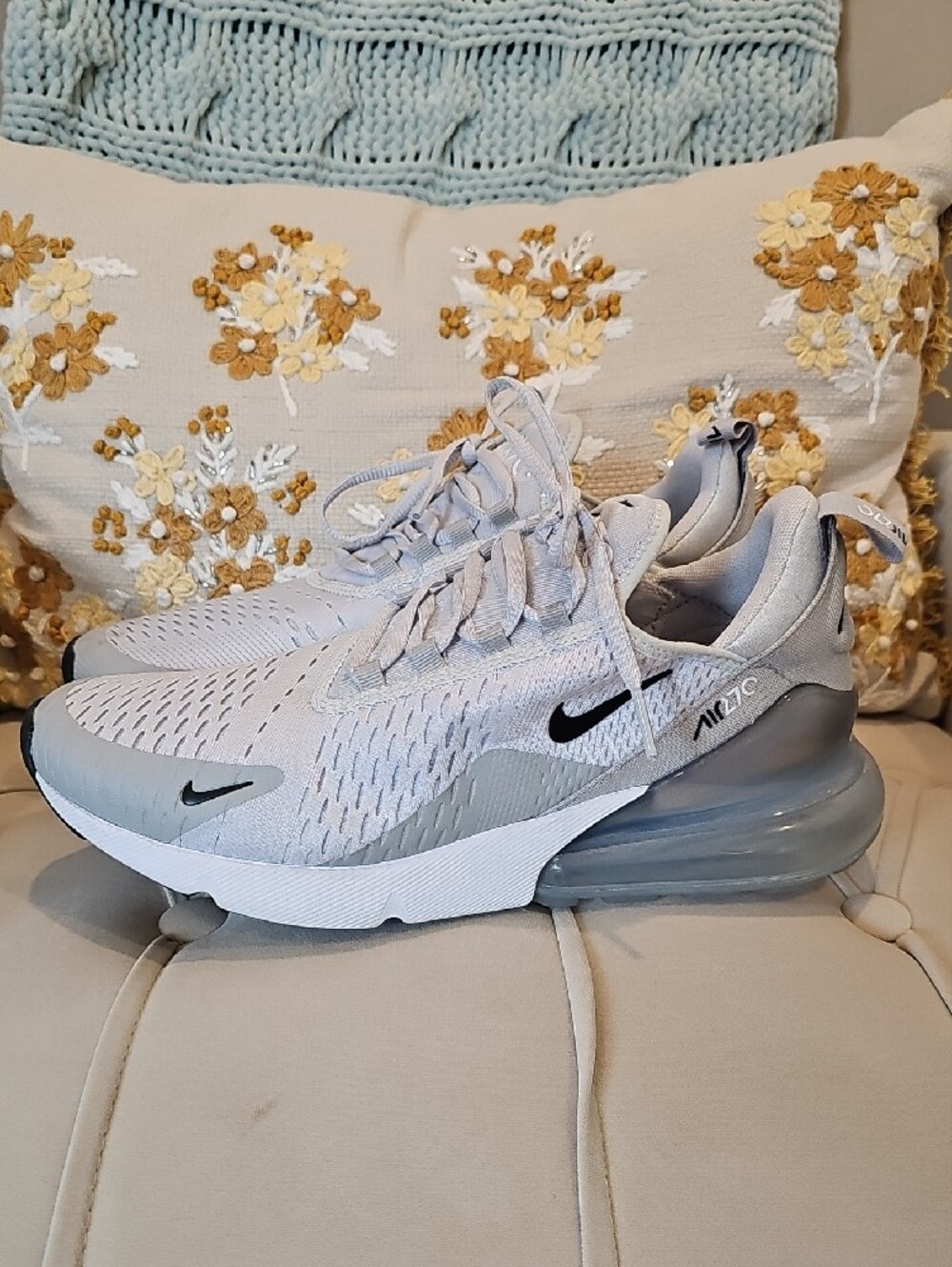 Nike Air 270 Women’s Athletic Shoes in Light Gray and White - Picture 3 of 5